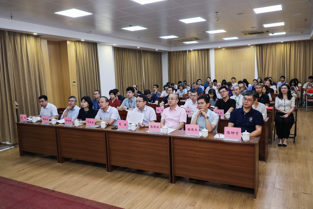 院党委韩玲书记、王燕芳副书记与同学们亲切交谈