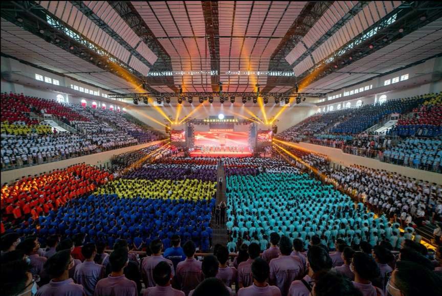 学校体育馆开学典礼