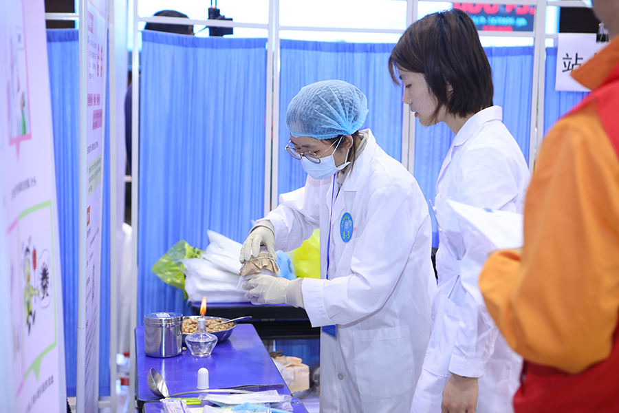 图4 公共卫生基本技能操作考核选手表现